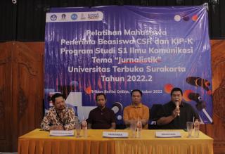 Pelatihan Jurnalistik Bagi Mahasiswa Penerima Beasiswa KIP-K dan CSR UT Surakarta tahun 2022
