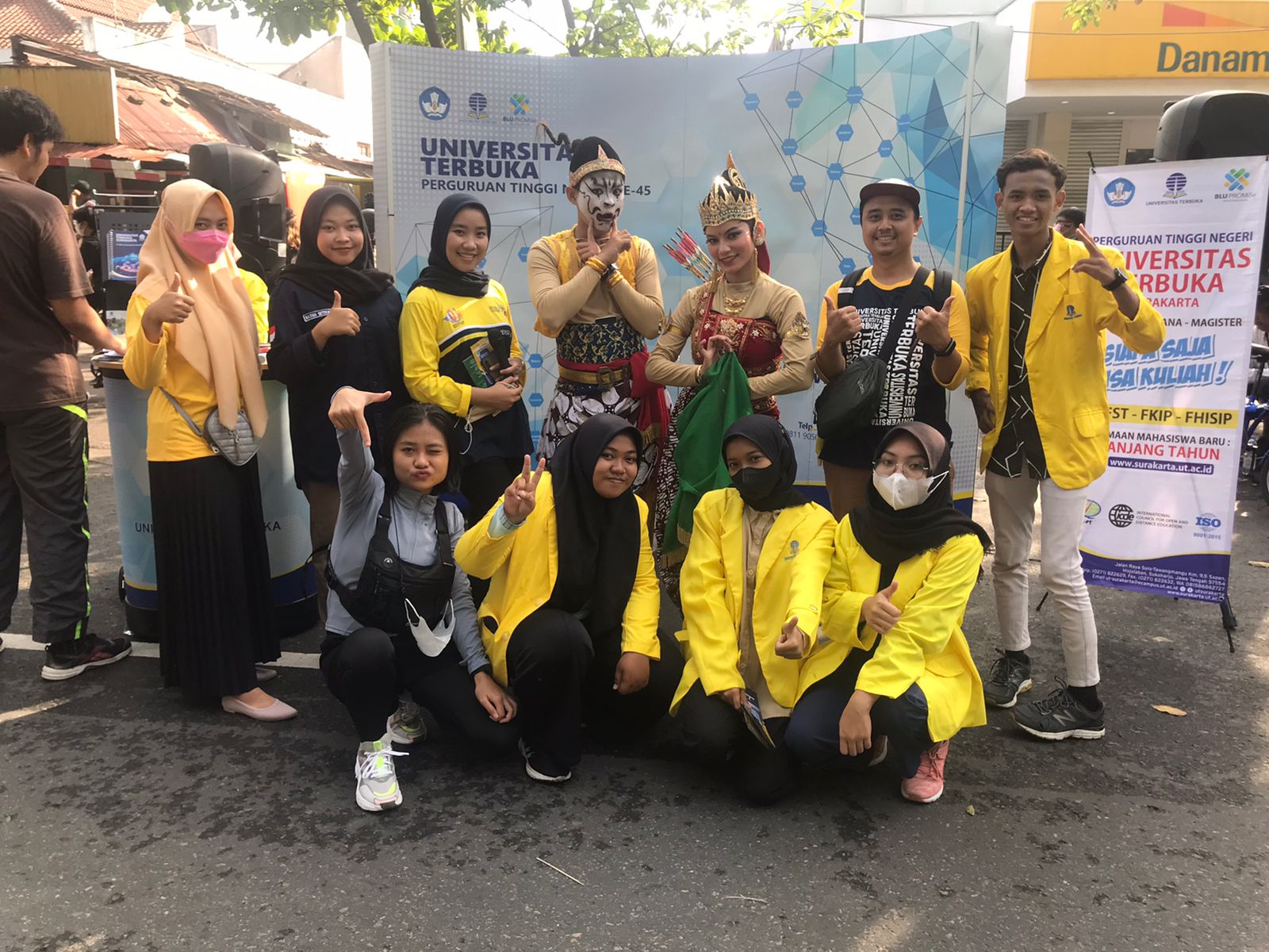 Tokoh Petruk dan Srikandi Ramaikan Stand UT Surakarta Di Area Car Free Day Slamet Riyadi