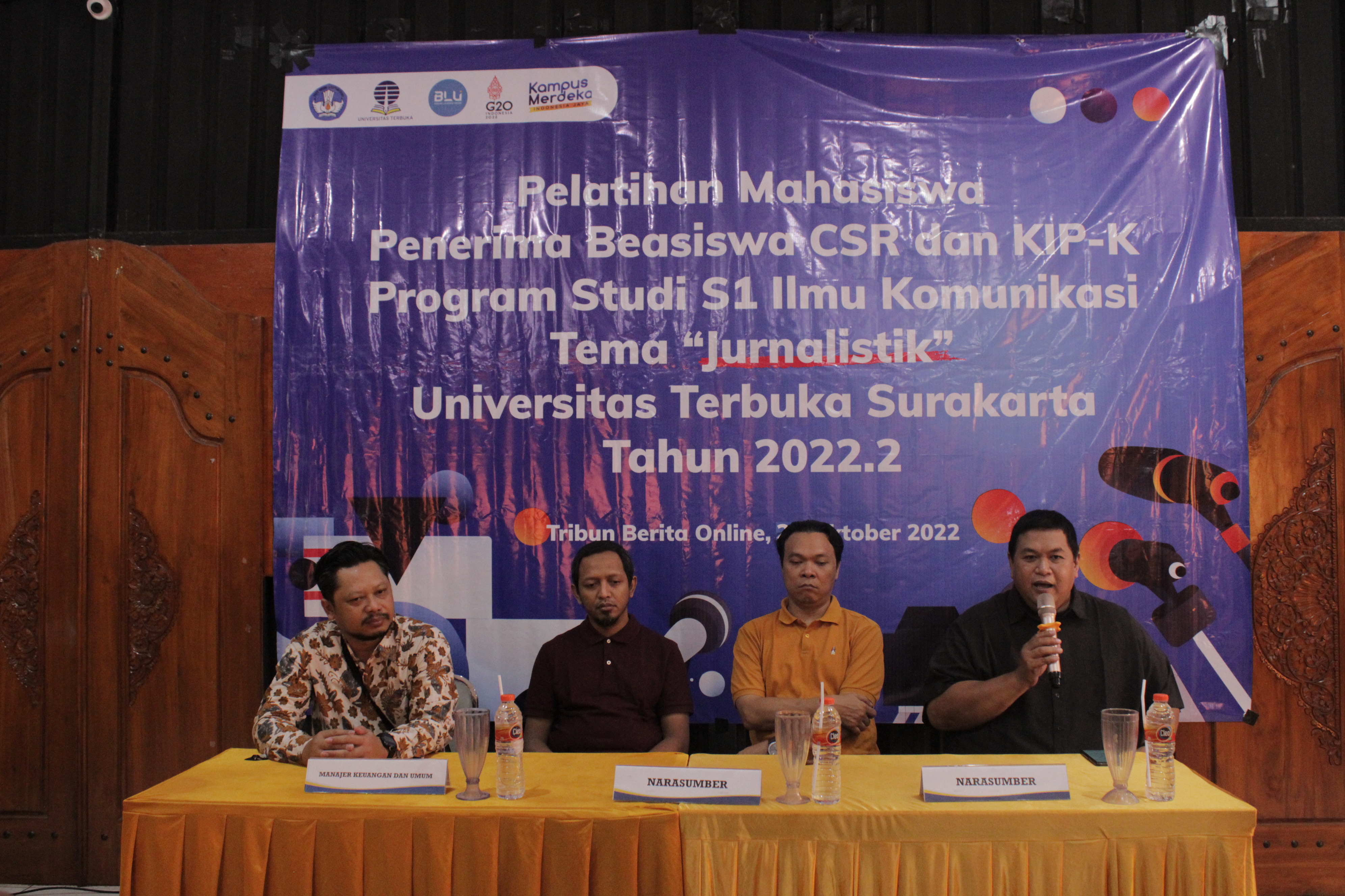 Pelatihan Jurnalistik Bagi Mahasiswa Penerima Beasiswa KIP-K dan CSR UT Surakarta tahun 2022