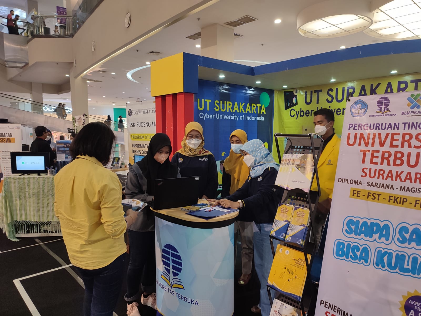 PERLUAS PELUANG MASYARAKAT UNTUK MENEMPUH PENDIDIKAN TINGGI, UT SURAKARTA IKUTI EDUFEST EXPO SOLO PARAGON