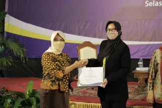 UT Surakarta Ajak Calon Wisudawan Untuk Memahami Pentingnya Reformasi Birokrasi Melalui Seminar Wisuda