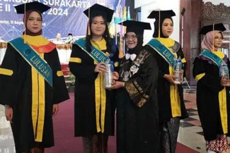 UT Surakarta Wisuda 474 Mahasiswa, Begini Pesan Direktur Yulia Budiwati untuk Para Wisudawan