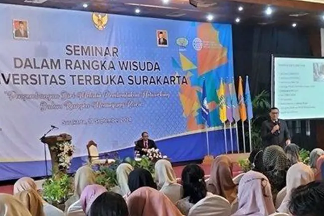 UT Surakarta Gandeng Hendi Pratama, Bagikan Pemahaman Pentingnya Networking kepada 474 Wisudawan