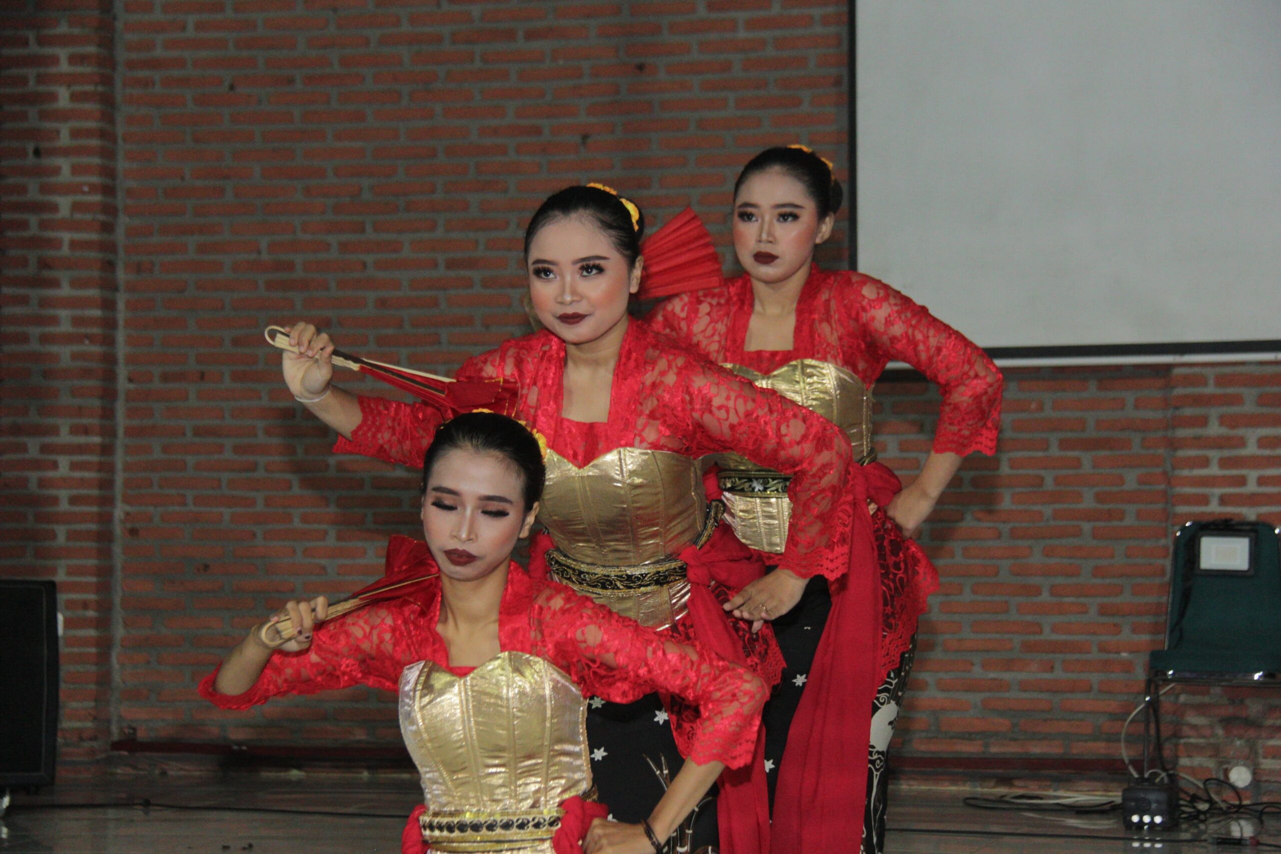 Kegiatan Malam Gala Premier FVGRAPHY UT Surakarta : Antara Aku, Kamu, dan Alam