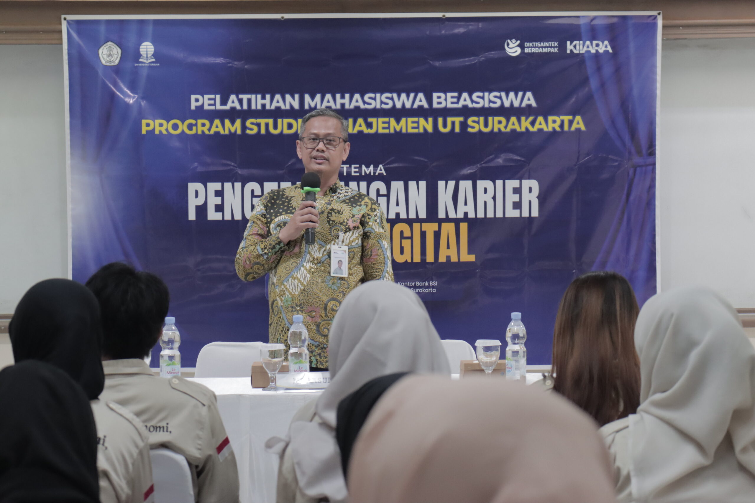 Mahasiswa Beasiswa Prodi Manajemen UT Surakarta Ikuti Pelatihan di BSI KC Slamet Riyadi Solo