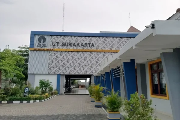 Berikan Motivasi pada Mahasiswa Baru, Kepala Dinas Pendidikan Karanganyar Hadiri PKBJJ UT Surakarta